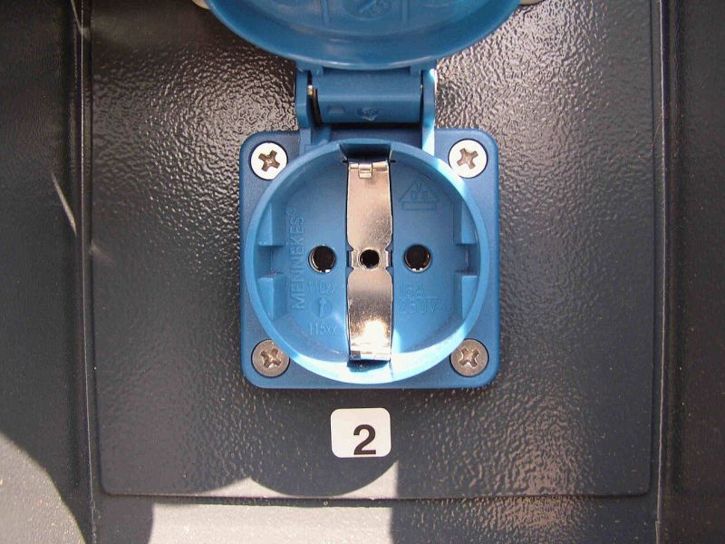 Datei:Bi-W-B Chargingstation schuko steckdose.jpg